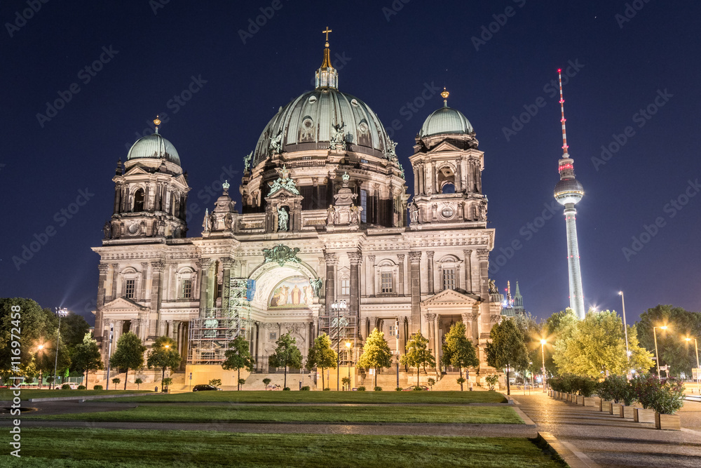 Obraz premium Berlin cathedral (Berliner Dom) , tv tower (Fernsehturm) at nigh
