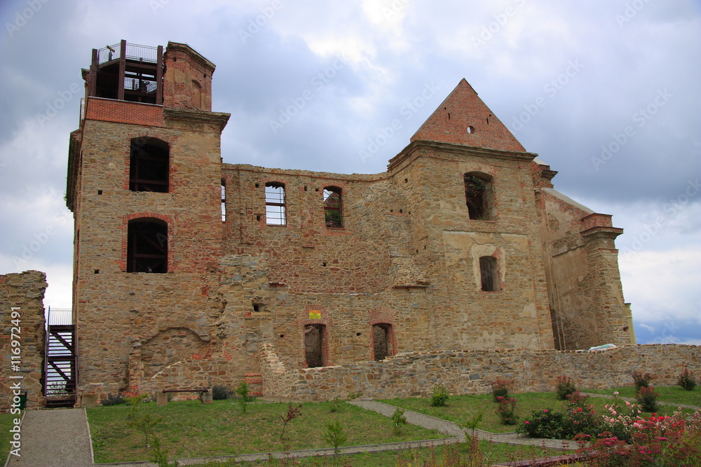 Ruiny klasztoru Ojców Karmelitów Bosych w Zagórzu niedaleko Sanoka (Polska, województwo podkarpackie).