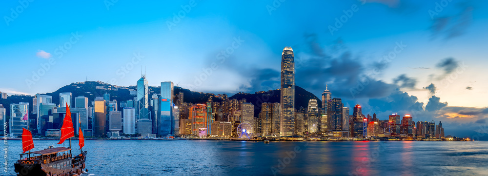 Naklejka premium Port Wiktorii w Hongkongu w magicznej godzinie
