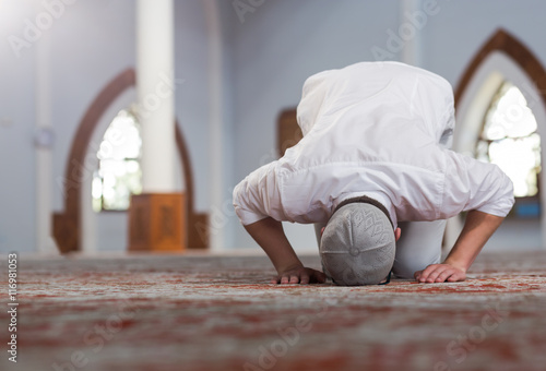 Religious muslim man praying inside the mosque Fototapet