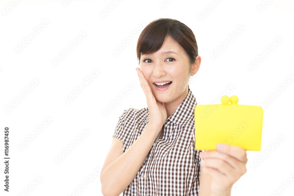 財布を持つ笑顔の女性 財布を持つ笑顔の女性