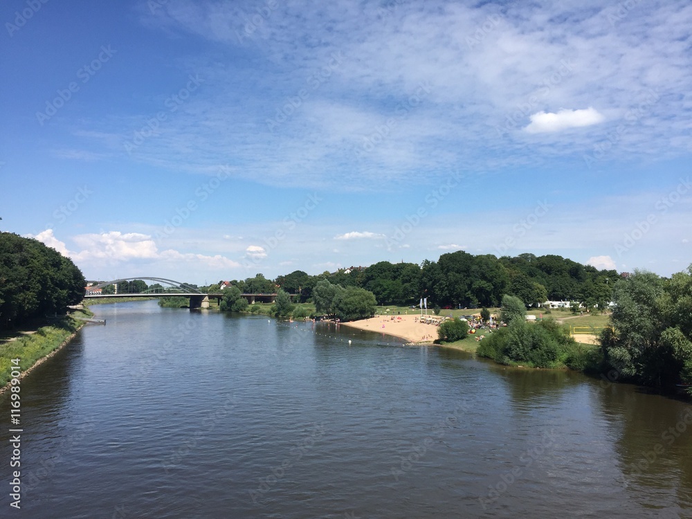 Fluss Weser mit Strand im Sommer