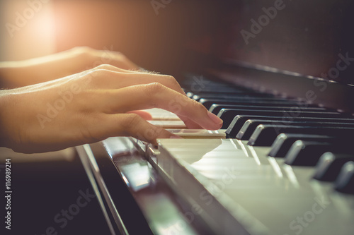 Fototapeta Muzyk gra na pianinie w chruch z filtrem vintage.