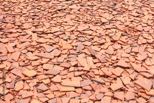 Allée en tuiles pilées