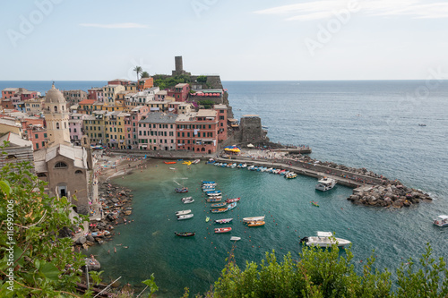 Dal percorso pedanale delle Cinque Terre, vista del borgo storico di Vernazza - Liguria - Italia