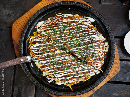 Фототапет Okonomiyaki - Japanese hot plate pizza