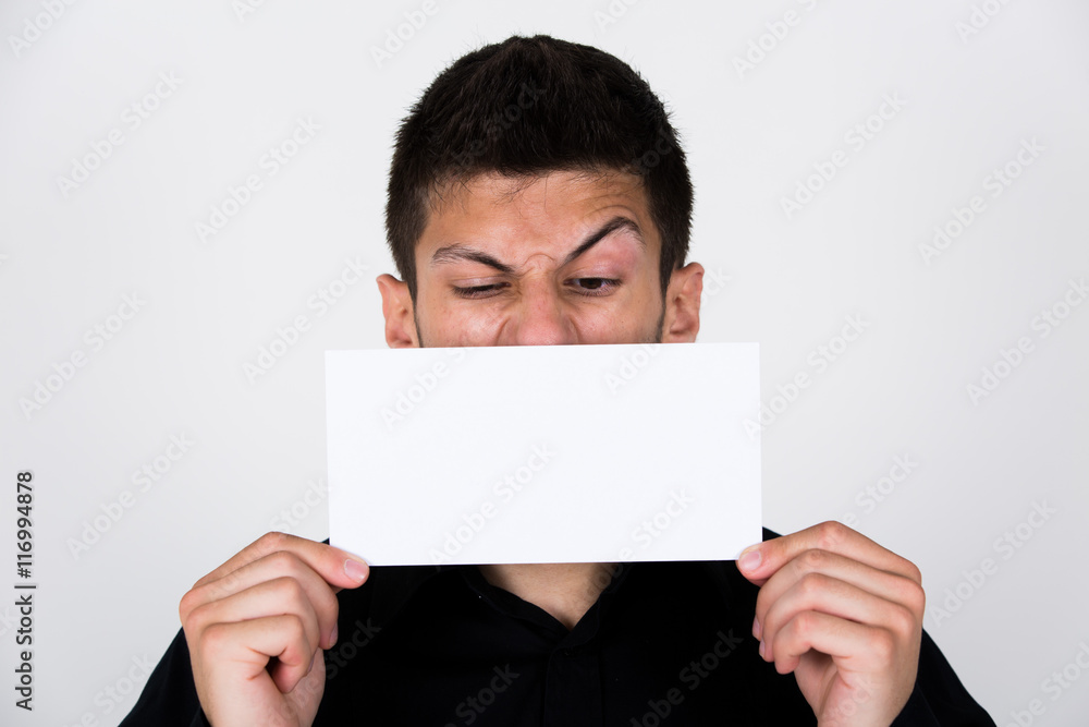 Junger Mann mit weißem Schild vor Gesicht / Mund mit Platz für Emotionen Smile Junger Mann mit weißem Schild vor Gesicht / Mund mit Platz für Emotionen Smile