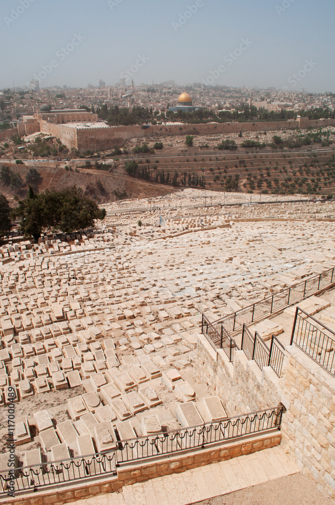 Gerusalemme, Israele: vista della Cupola della Roccia e del Cimitero ebraico sul Monte degli Ulivi durante una tempesta di sabbia il 10 Settembre 2015