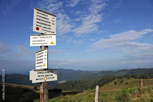 écriteaux de randonnée dans paysage montagneux des Vosges, petit ballon d'Alsace, France