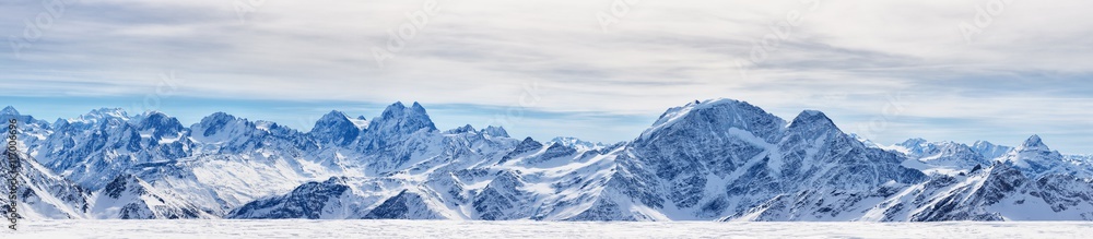 Naklejka premium Panoramiczny widok na północne góry Kaukazu