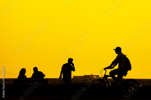 Silhouette pople in izmir © ardasavasciogullari
