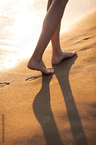 Obraz na płótnie Walking barefoot on the beach w salonie
