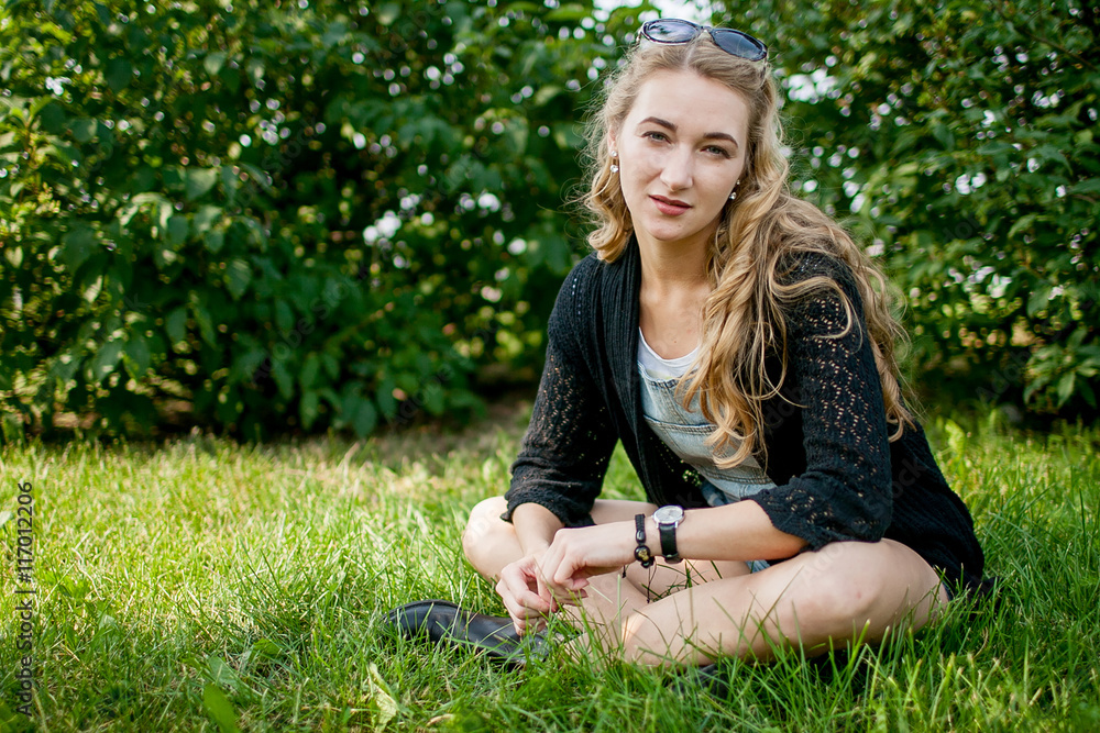 Ταπετσαρία girl in black on the grass