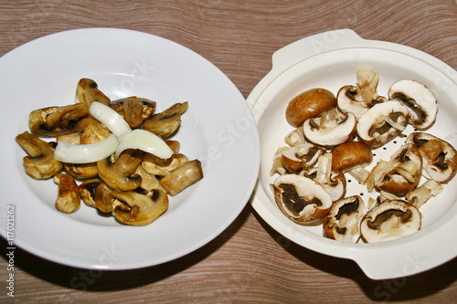 Champignons, Pilze, Zwiebeln, auf Teller angerichtet
