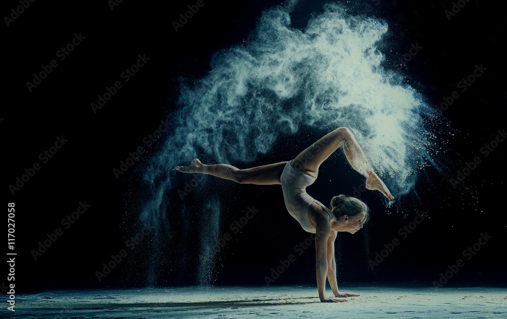Fototapeta Wdzięku kobieta tańczy w chmurze pyłu