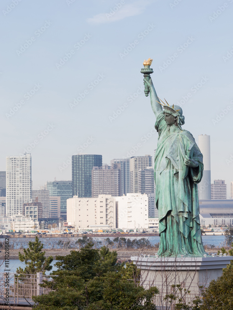 Fototapeta premium Statue of Liberty on the Tokyo waterfront