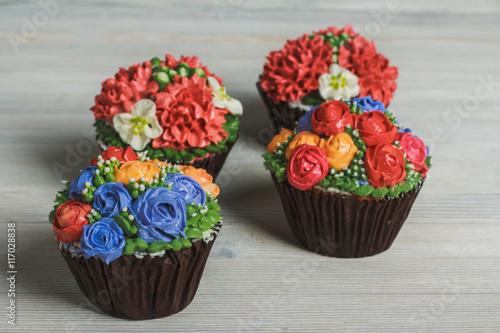 Creamy muffins with flowers © Selora