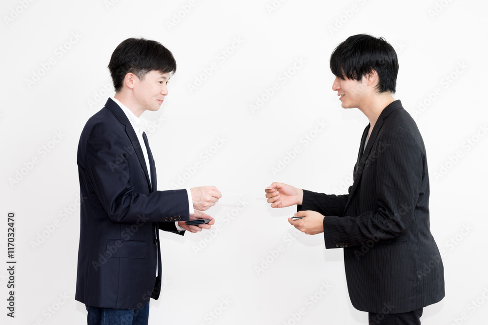 名刺を交換するビジネスマン 名刺を交換するビジネスマン