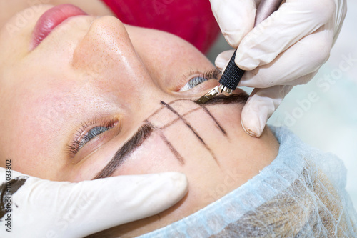 Mikrobleyding eyebrows workflow in a beauty salon