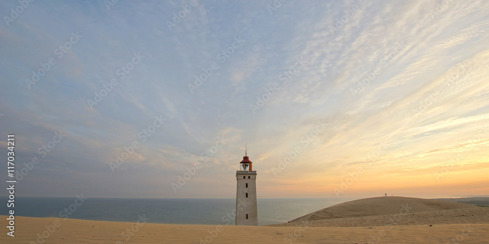 Fototapeta premium Leuchtturm Rubjerg Knude in der Morgendämmerung