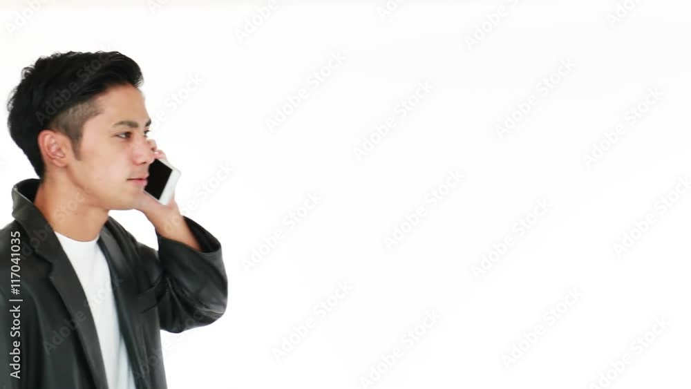 通話中の青年