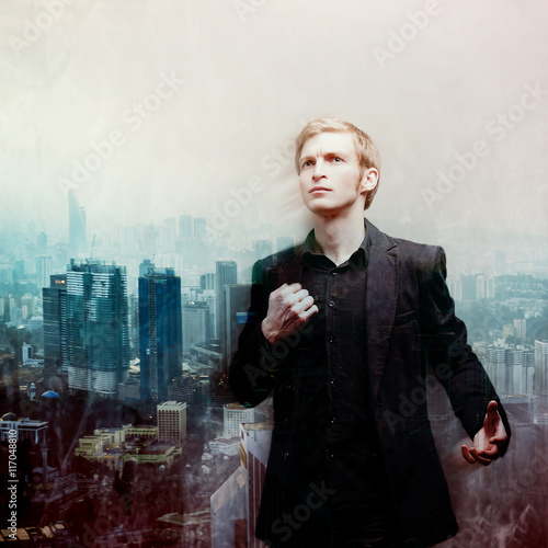 Cuadro en lienzo ambitious young man on background of megalopolis, double exposure