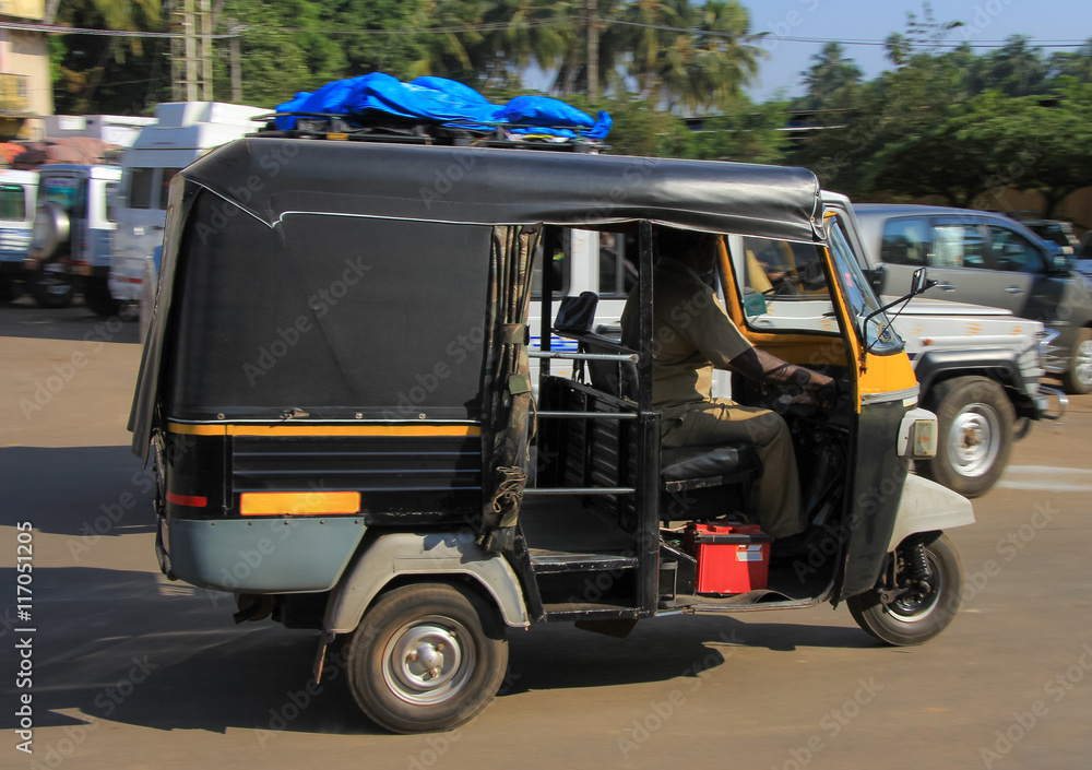 Indisches Taxi mit Bewegungsunschärfe - Udupi, Südindien.