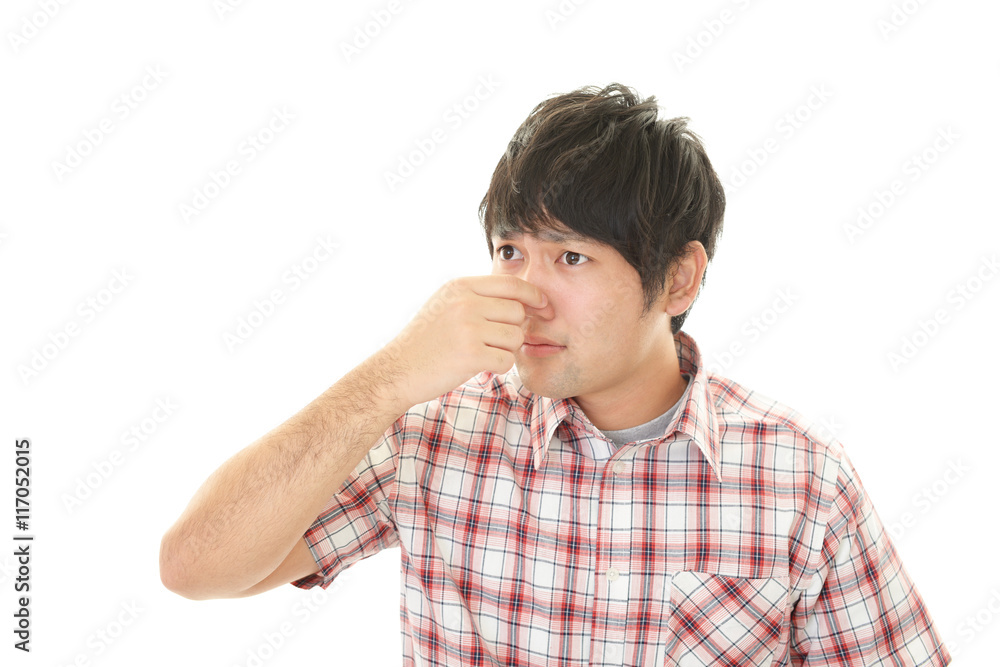 鼻をつまむ男性 鼻をつまむ男性