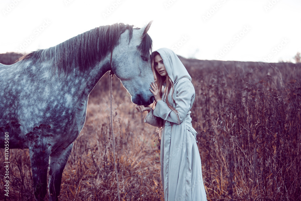 Fototapeta dziewczyna w płaszczu z kapturem z koniem, efekt tonizujący