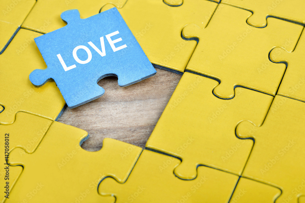 Obraz premium Puzzle with word Love