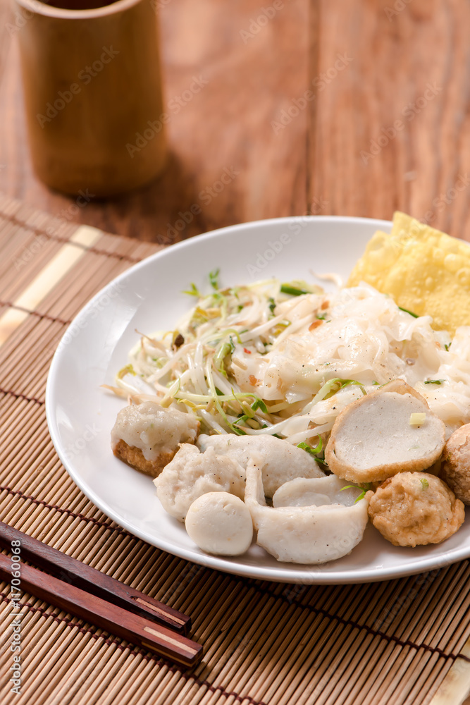 Wide rice noodles with vegetables, pork and tamarind sauce in Th Wide rice noodles with vegetables, pork and tamarind sauce in Th