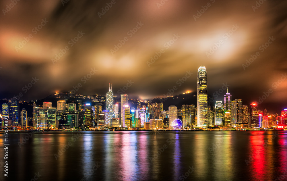 Fototapeta premium Hong Kong night view with reflections of light on the cloud at victoria harbor