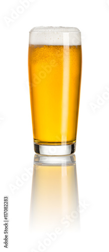 Fotografie Helles Bier in einem Willibecher vor weißem Hintergrund