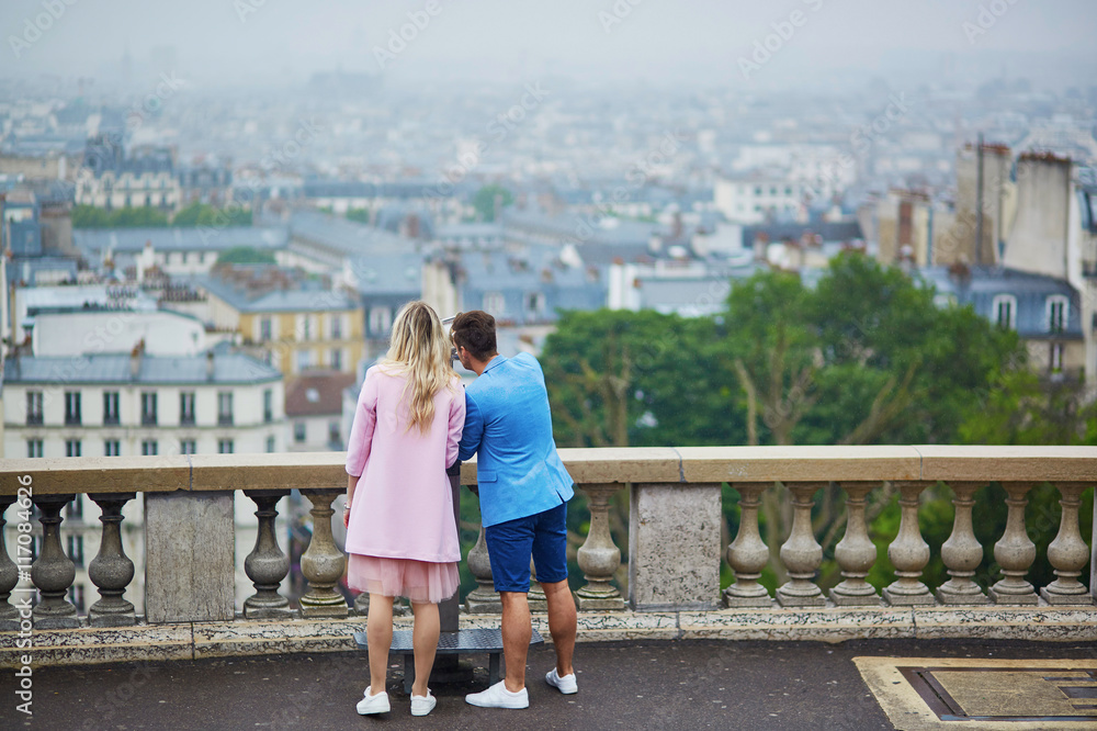 Fototapeta premium Couple on Montmartre in Paris, France