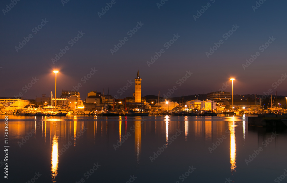 Veduta panoramica di Civitanova Marche sul mare di notte