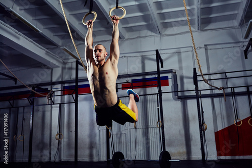 Muscle-up exercise on the gymnastic rings