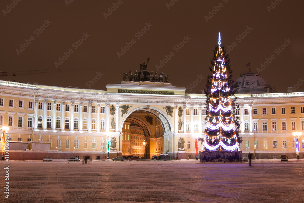 Naklejka premium ST. PETERSBURG - DECEMBER 21: Christmas tree and building of General staff on Palace square, December 21, 2010, in town St. Petersburg, Russia.