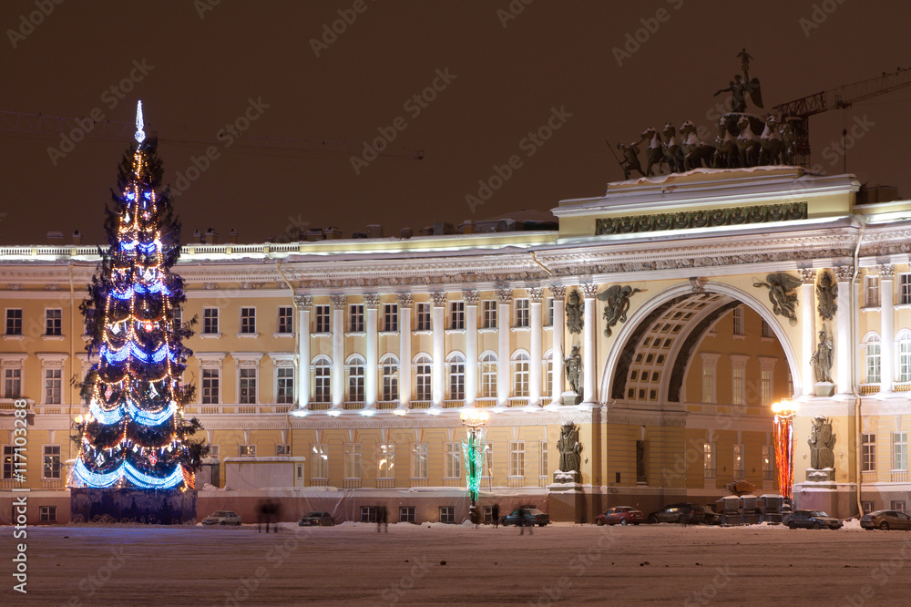 Naklejka premium ST. PETERSBURG - DECEMBER 21: Christmas tree and building of General staff on Palace square, December 21, 2010, in town St. Petersburg, Russia.