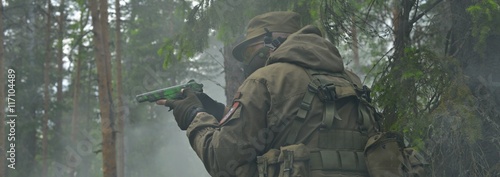 Солдат с пистолетом в дыму