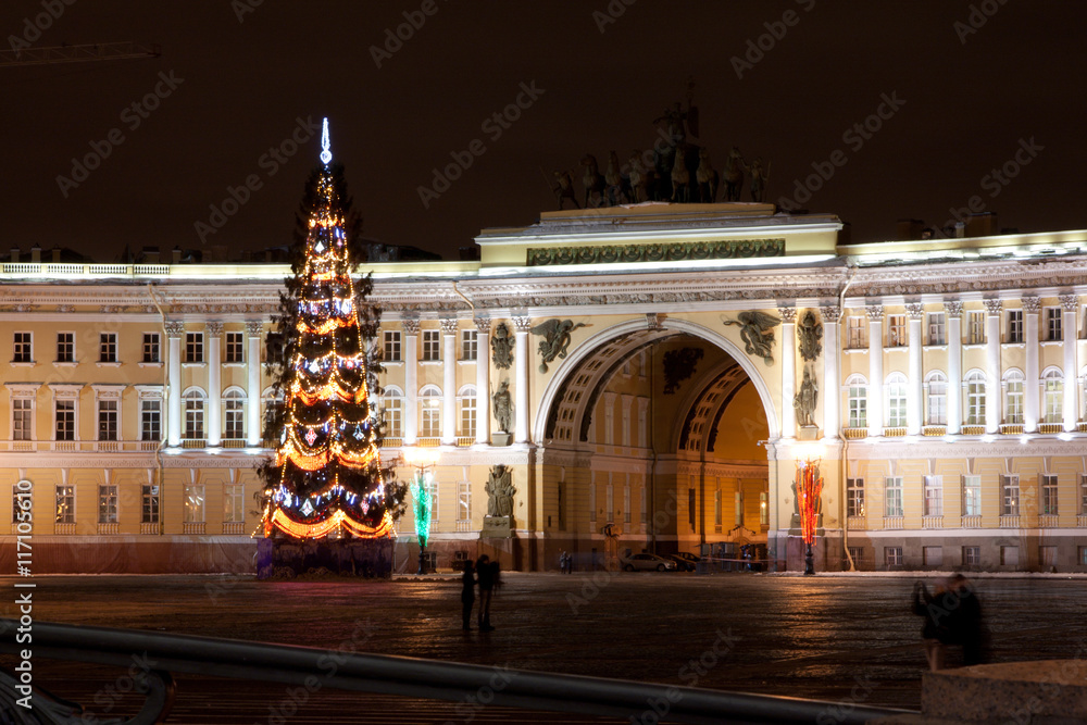 Obraz premium ST. PETERSBURG - January 11: Christmas tree and building of General staff on Palace square, January 11, 2011, in town St. Petersburg, Russia.