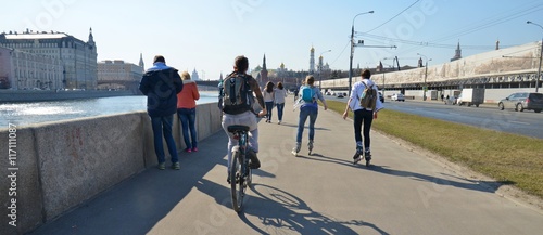Девушка на велосипеде в центре Москвы