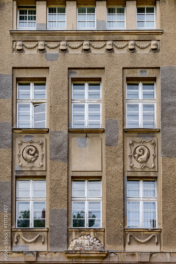 Schmuckornamente an der neoklassizistischen Fassade der alten Feuerwache in Berlin-Mariendorf