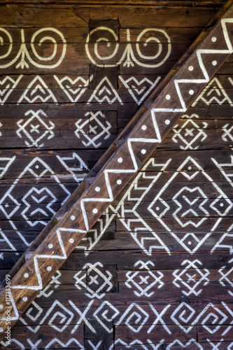 Foto Close view of decoration of log houses used in village of Cicmany, UNESCO World