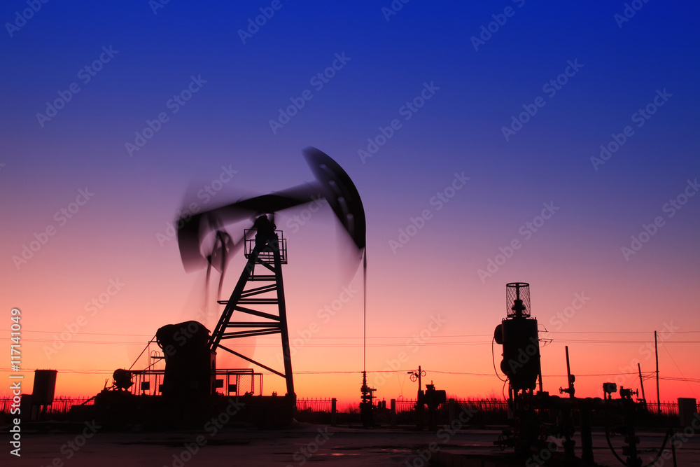 In the evening, the outline of the oil pump In the evening, the outline of the oil pump