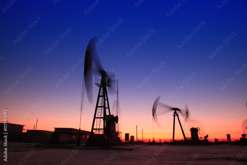 In the evening, the outline of the oil pump In the evening, the outline of the oil pump