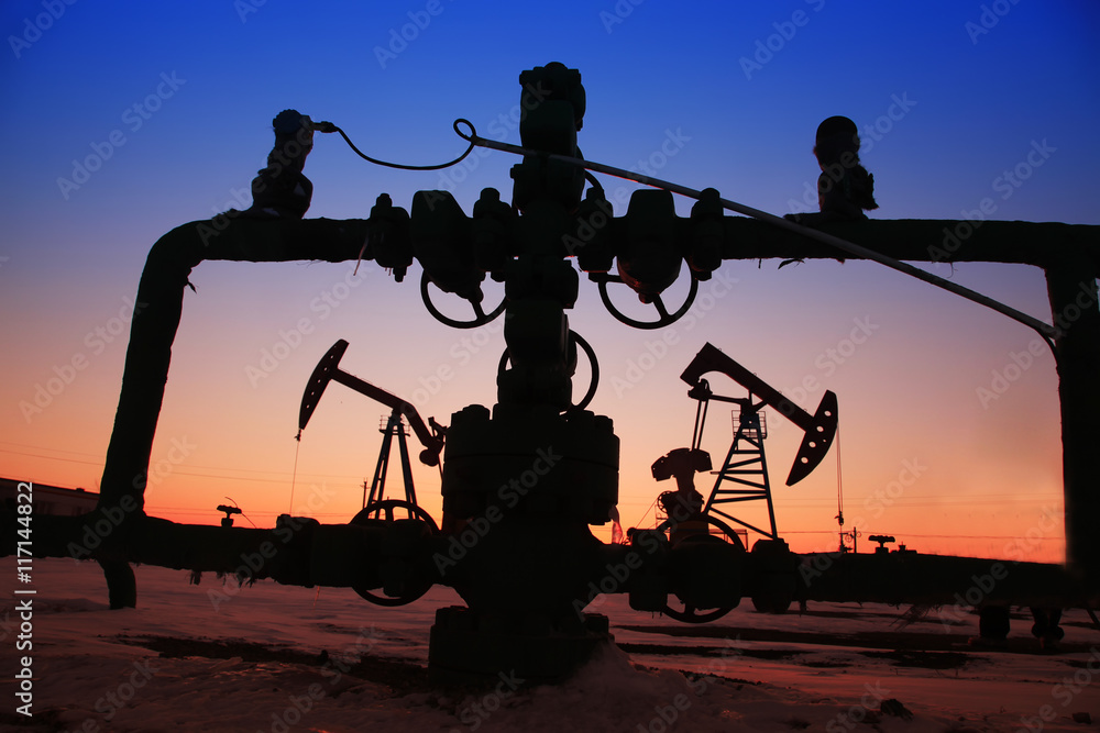 Obraz premium In the evening of oilfield pipeline silhouette
