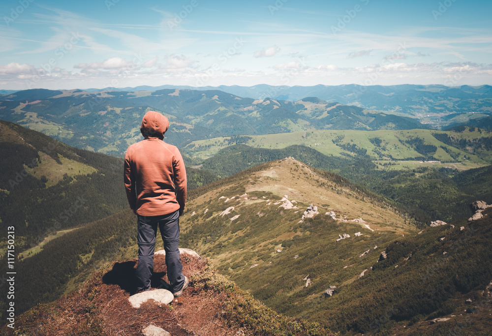 Naklejka premium Man standing on the top of the mountain
