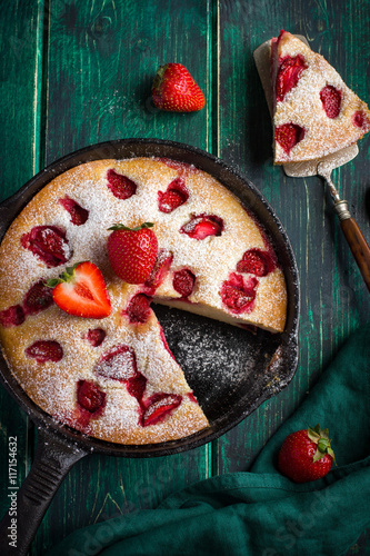 Obraz na plátně rstic summer strawberry  cake on cast iron pan