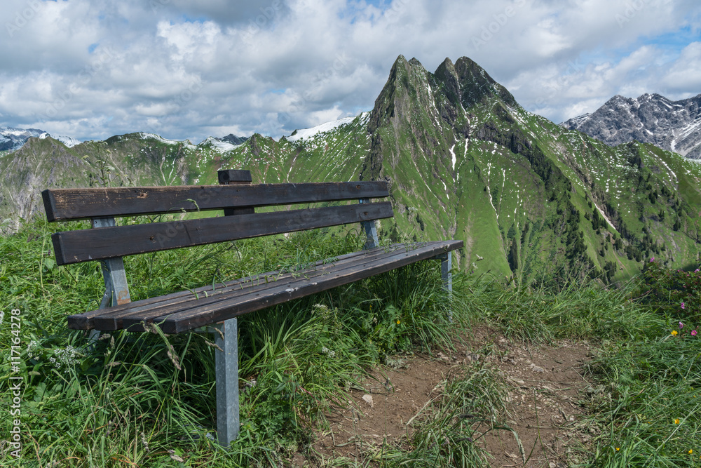 Fototapeta premium Sitzbank vor Berg