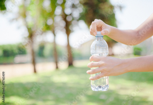Bottiglietta d'acqua salute ecologia o sete photo